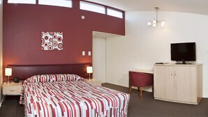 Standard Room, 1 Queen Bed, Non Smoking | Minibar, desk, iron/ironing board, cribs/infant beds - Quality Hotel Cargills (Dunedin)
