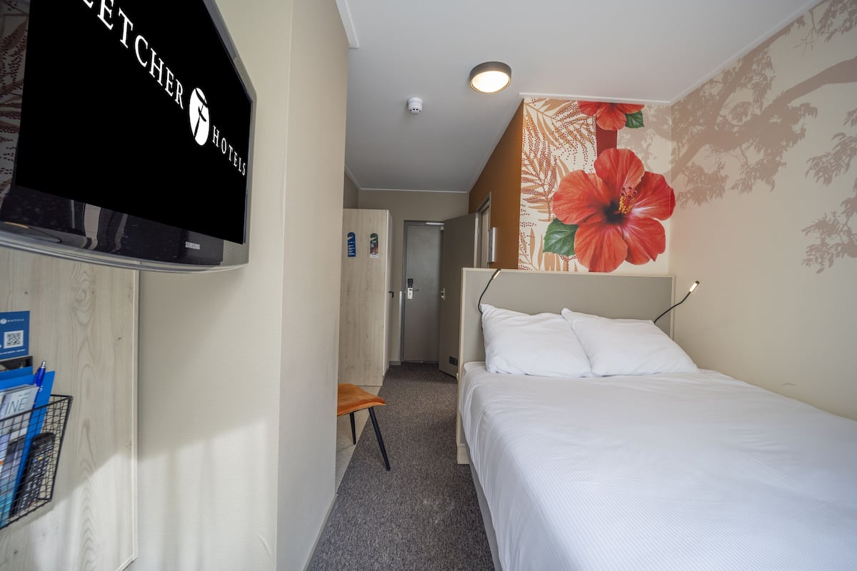 Single Room | 1 bedroom, in-room safe, desk, iron/ironing board