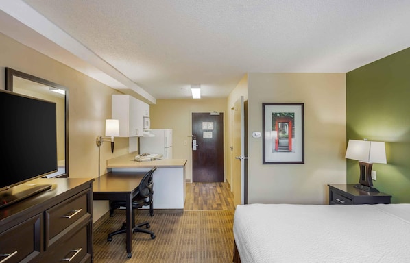 Studio, 1 Queen Bed, Non Smoking | Desk, iron/ironing board, free WiFi, bed sheets
