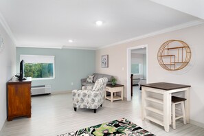 Business Suite | Premium bedding, desk, blackout drapes, iron/ironing board