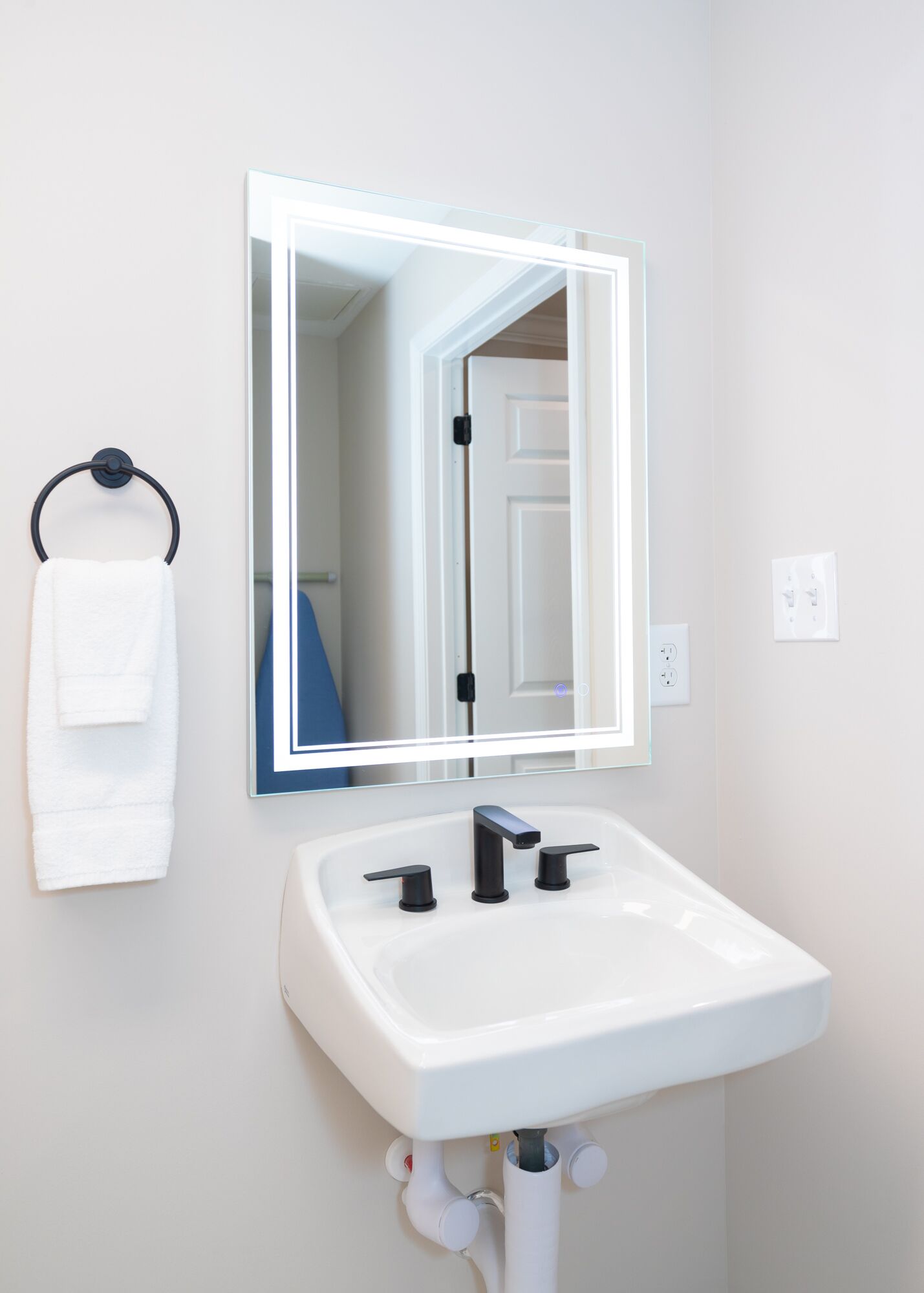 king room | bathroom | combined shower/bathtub, hair dryer, towels