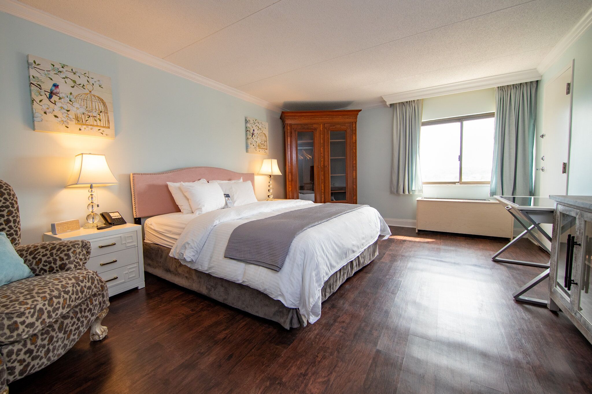 Ropa de cama de alta calidad, escritorio y cortinas blackout 