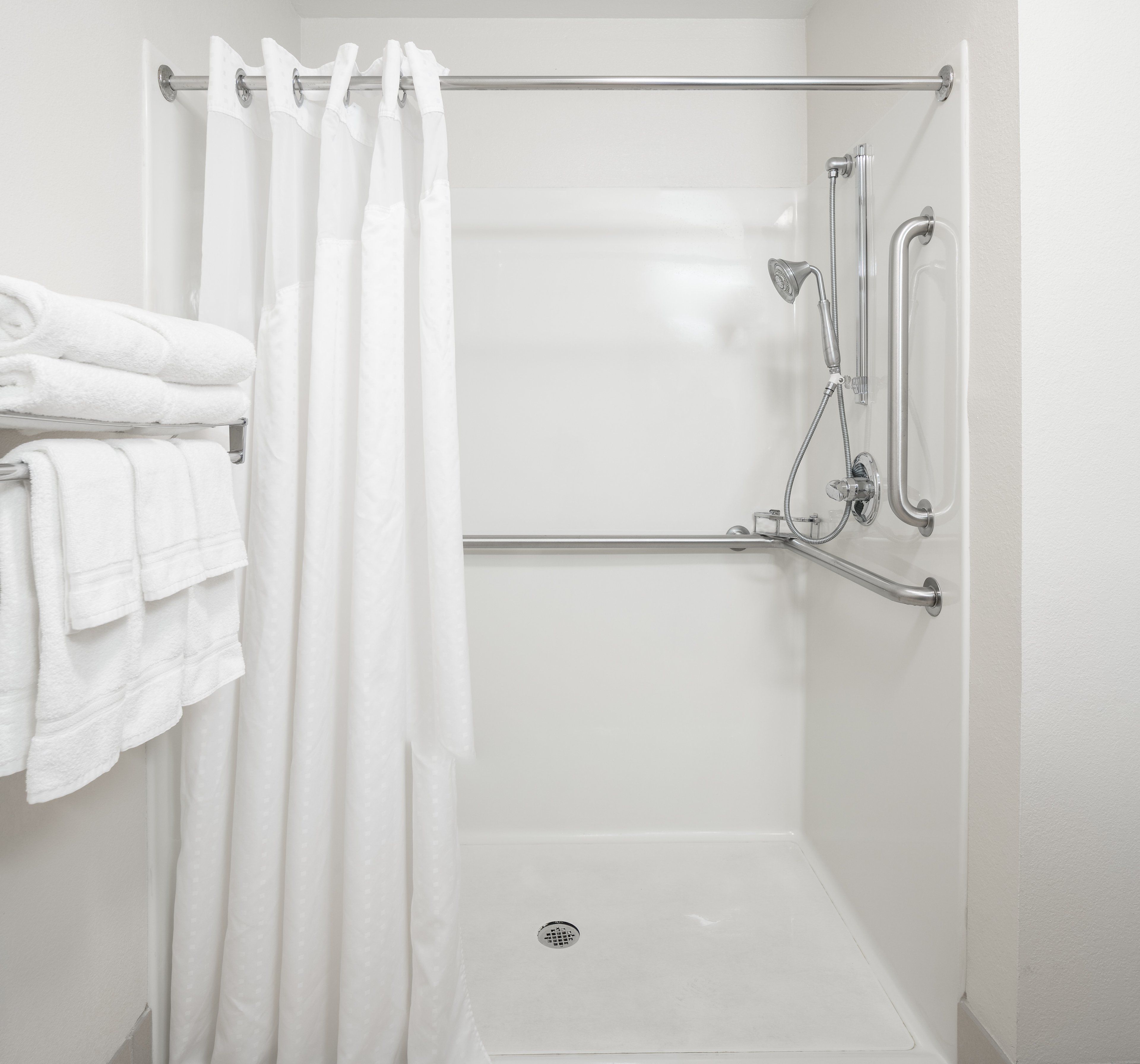 combined shower/bathtub, hair dryer, towels
