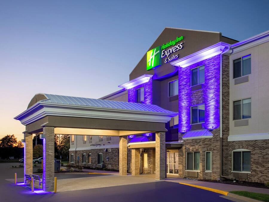Edifici d'Holiday Inn Express & Suites amb entrada coberta i façana de maó.