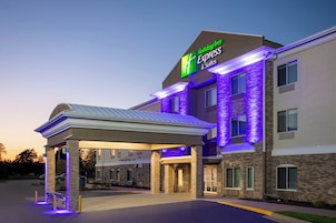 Edificio de Holiday Inn Express & Suites con entrada techada y fachada de ladrillo.