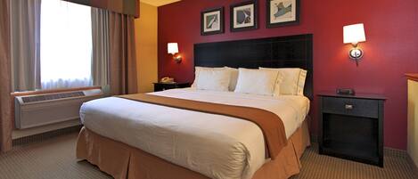 Een kluis op de kamer, een bureau, een strijkplank/strijkijzer