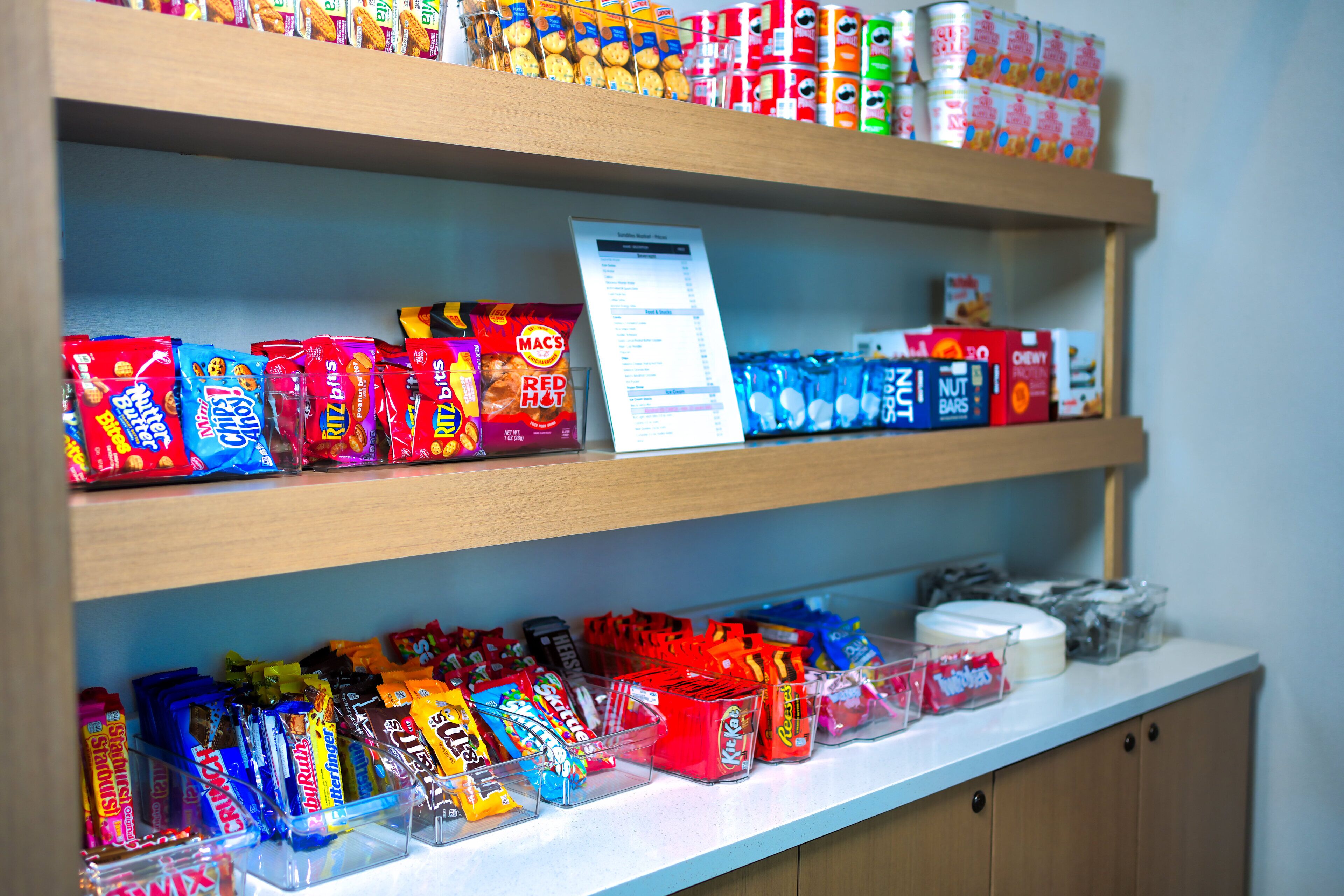 Ein Regal gefüllt mit verschiedenen Snacks und verpackten Waren.