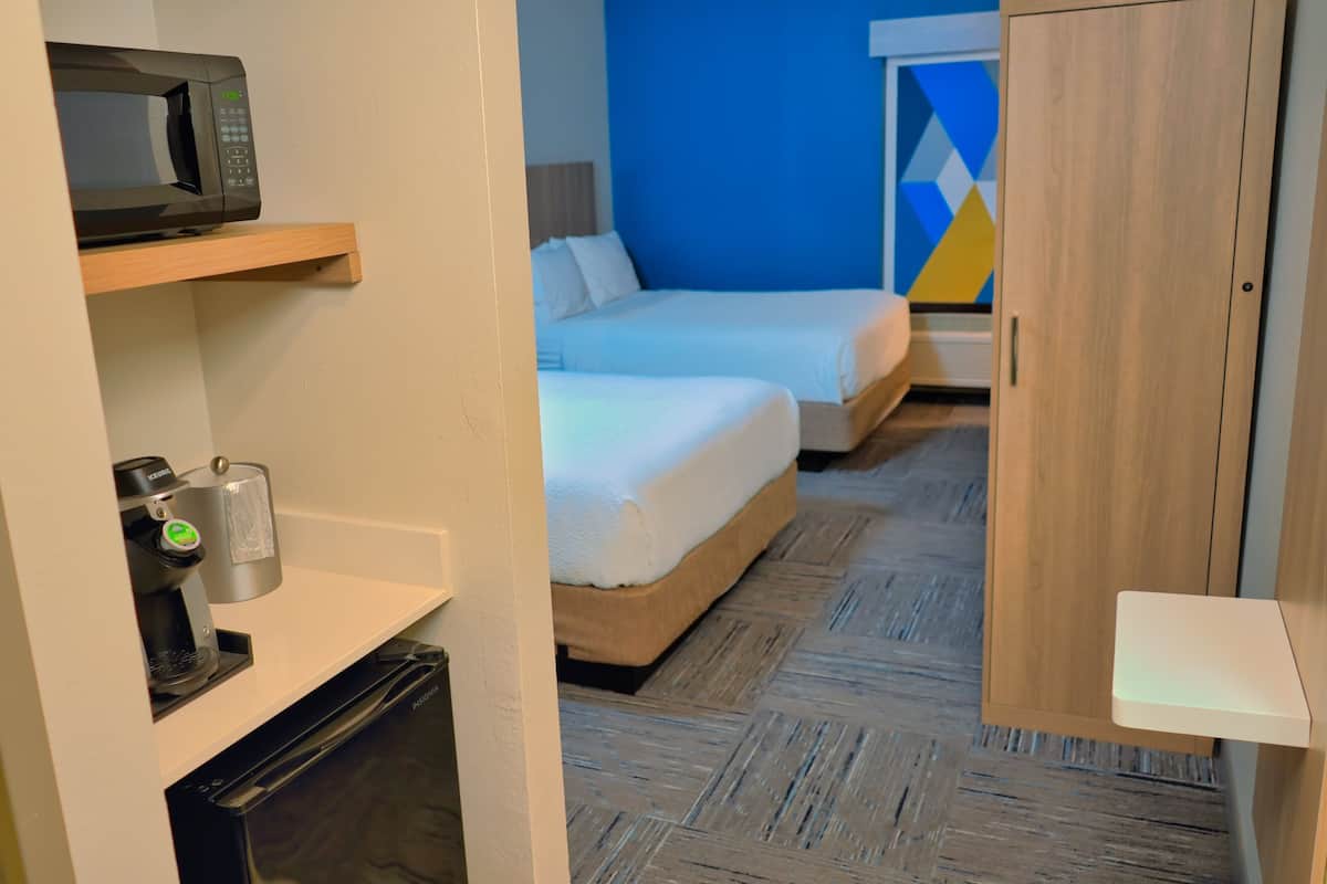 1 bedroom, pillow-top beds, desk, laptop workspace