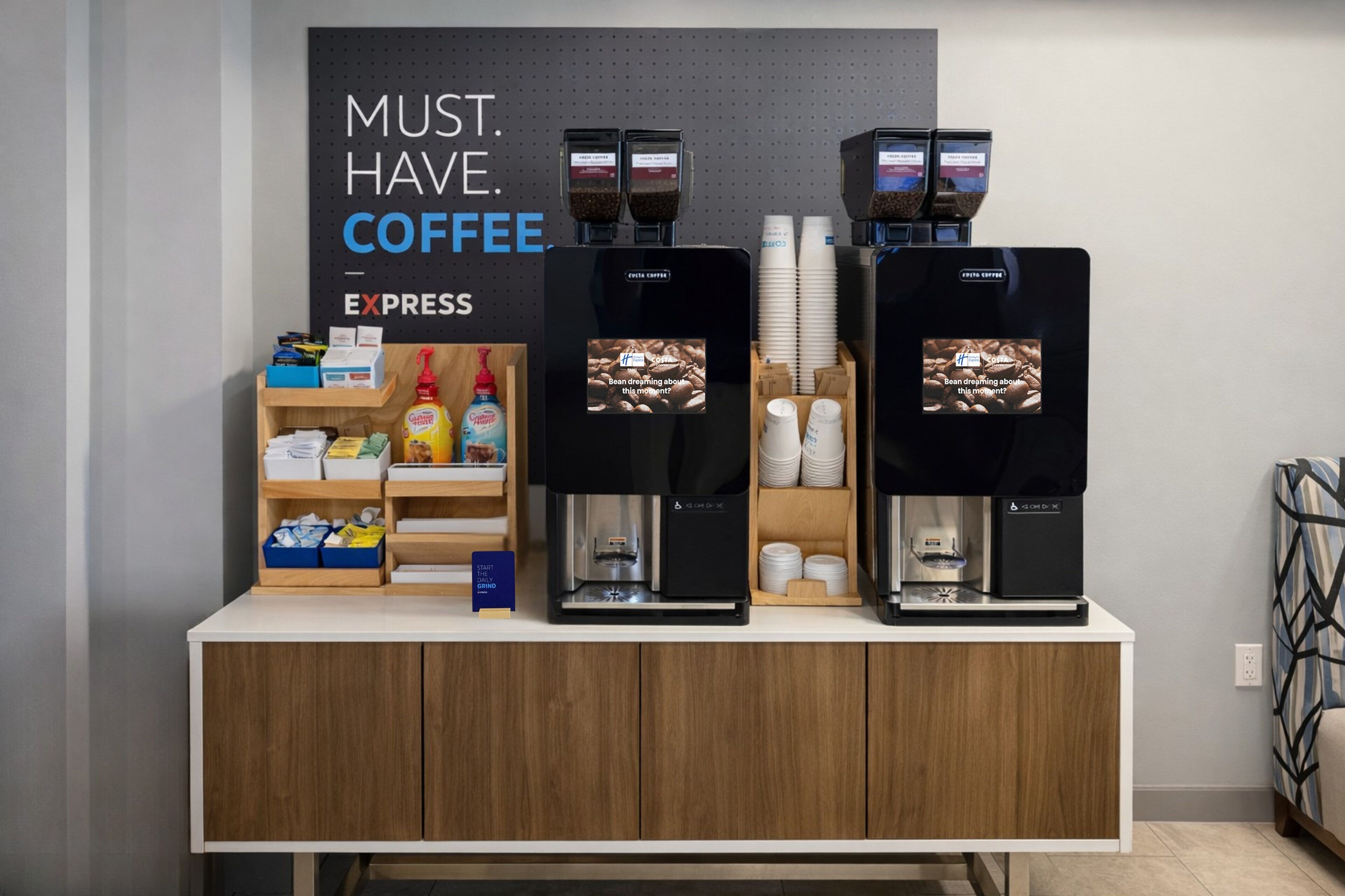 Uma estação de café com duas máquinas de expresso, um dispensador de grãos de café e diversos copos e recipientes para café.