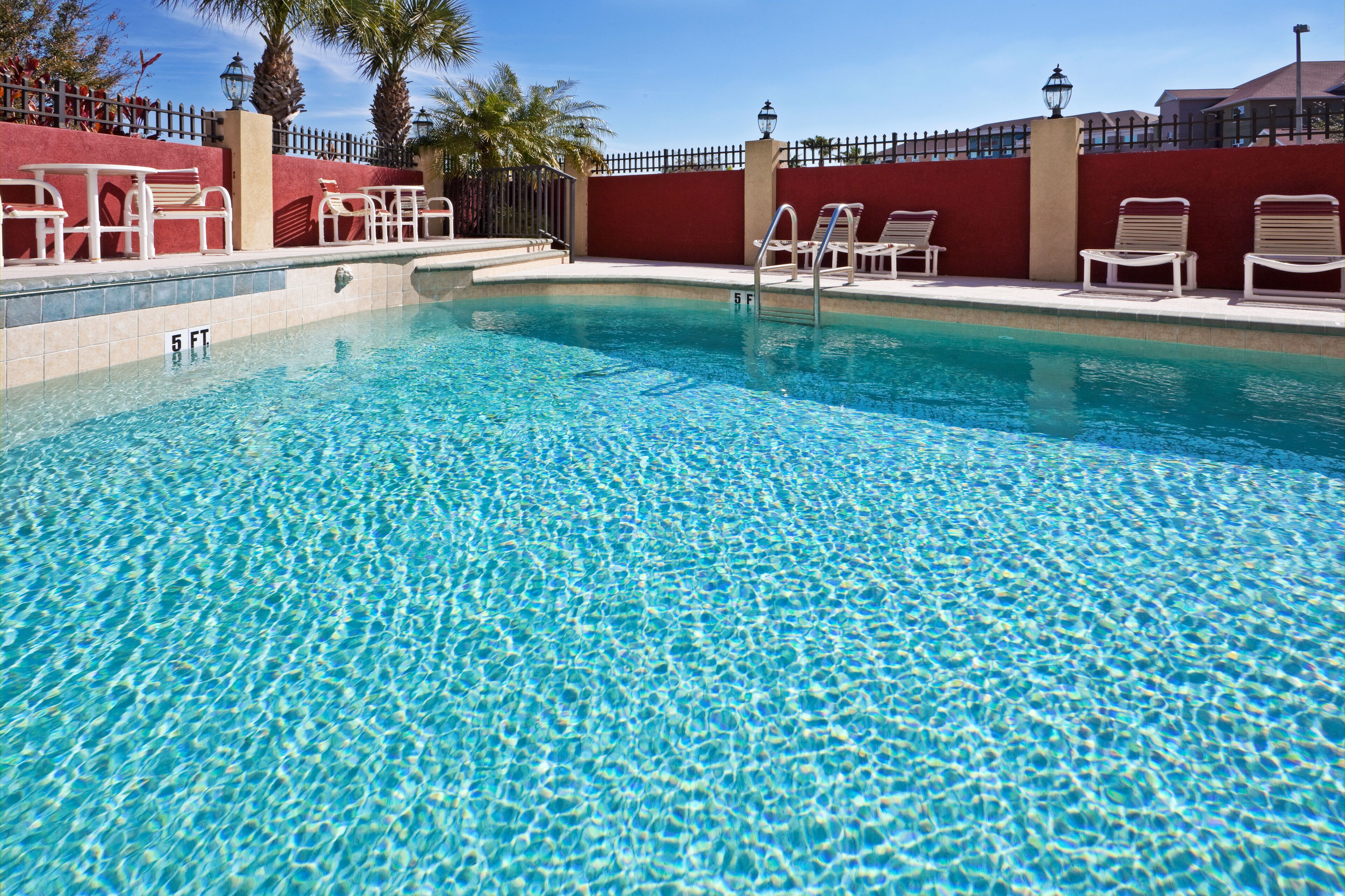 Außenpool, Sonnenschirme, Liegestühle