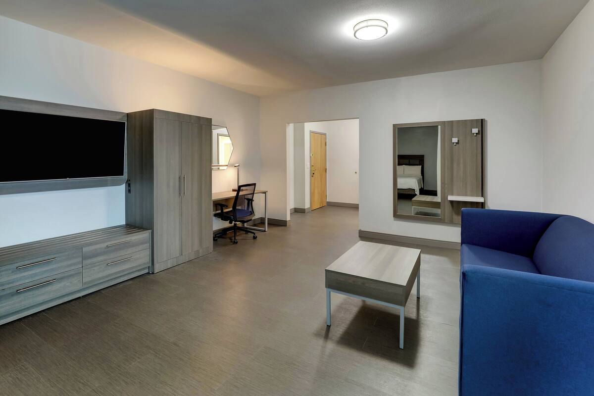 suite, 1 bedroom (1 king, 1 queen) | 1 bedroom, premium bedding, desk, laptop workspace