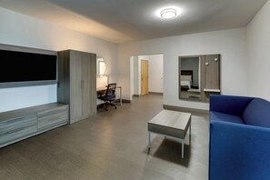 Suite, 1 habitación (1 King, 1 Queen) | 1 dormitorio, ropa de cama de alta calidad, escritorio