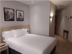Chambre, 2 lits une place, non-fumeurs | Couette en duvet d'oie, coffres-forts dans les chambres, bureau