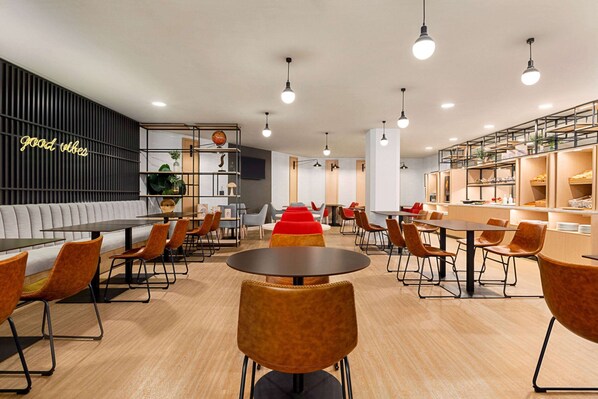 Daily continental breakfast (EUR 10 per person)