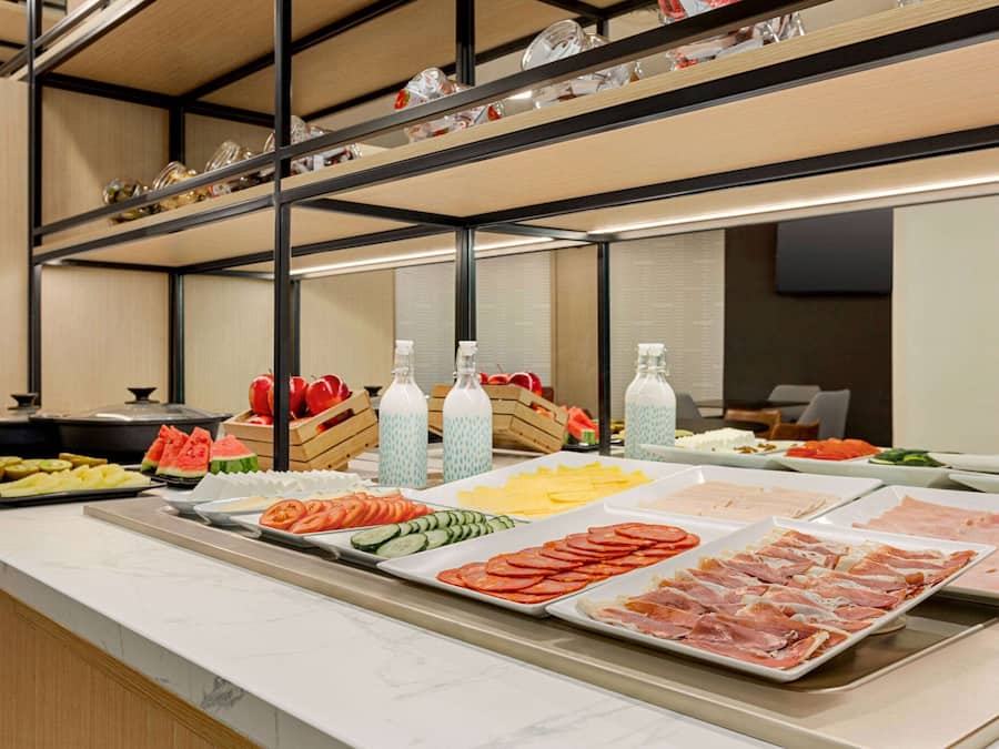 Se ofrece un desayuno continental (10 EUR por persona)