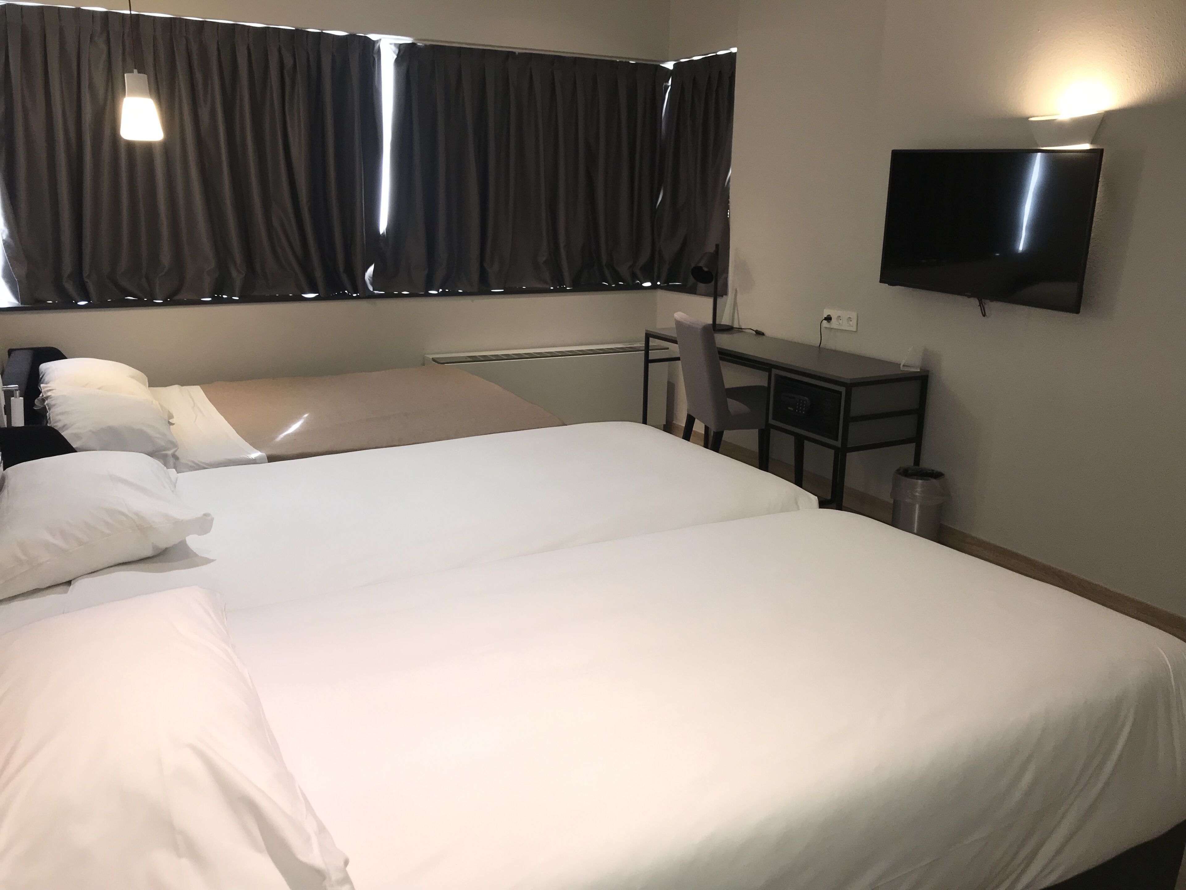 family room, 2 single beds, non smoking | down duvets, in-room safe, desk, laptop workspace