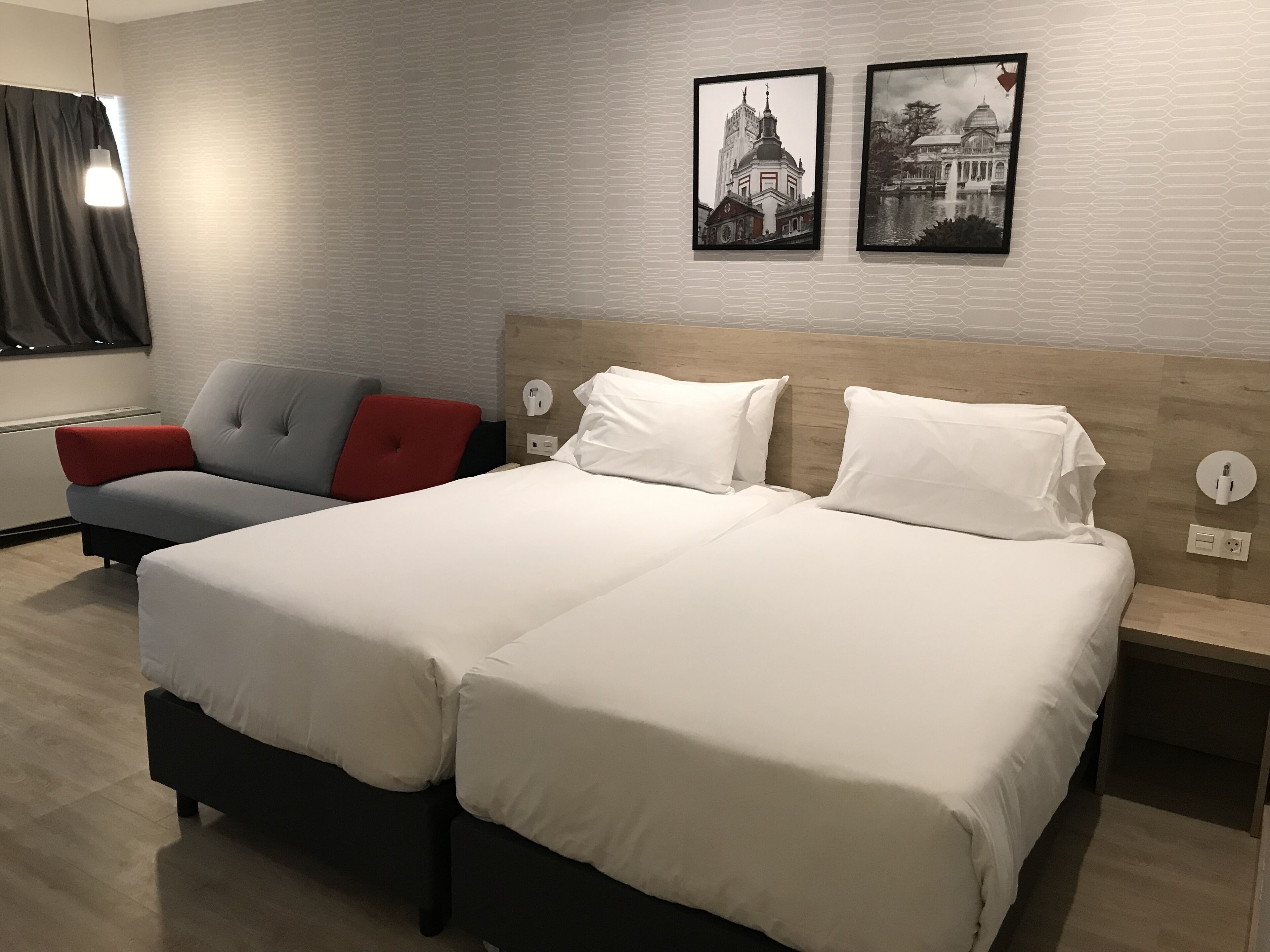 family room, 2 single beds, non smoking | down duvets, in-room safe, desk, laptop workspace