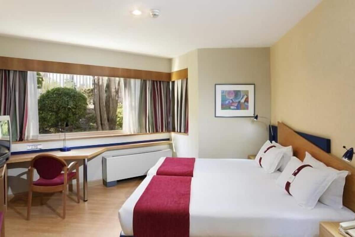 Down comforters, in-room safe, desk, laptop workspace