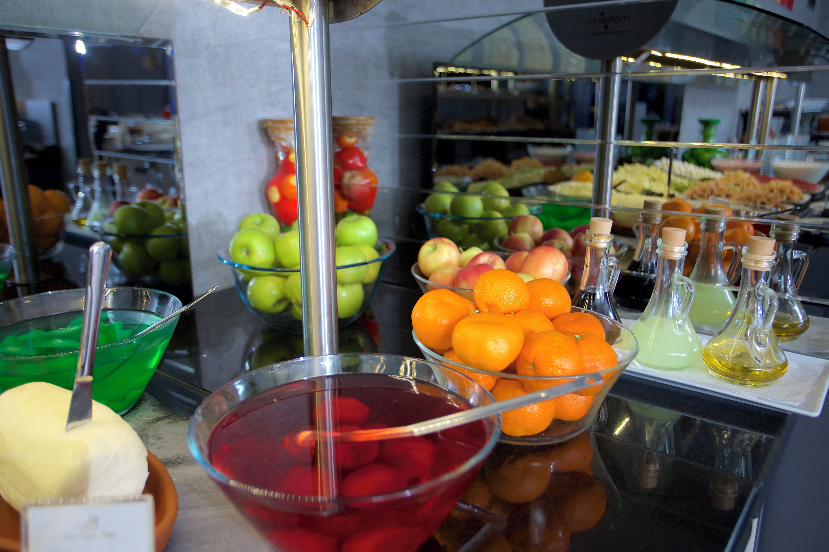 Un buffet proposant une variété de fruits et de boissons.