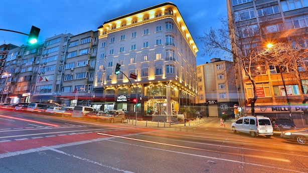 A hotel with multiple floors, a prominent entrance, and a well-lit facade. - Bulvar Palas Old City Hotel (Istanbul)