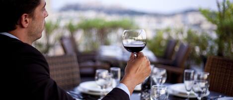 Se sirven desayunos, comidas, cenas y cocina griega