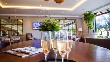 2 bars/lounges, poolside bar