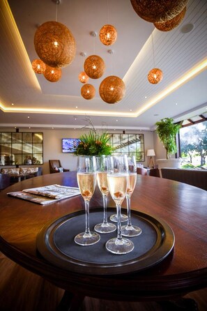 2 bars/lounges, poolside bar - Irene Country Hotel (Irene, Centurion)