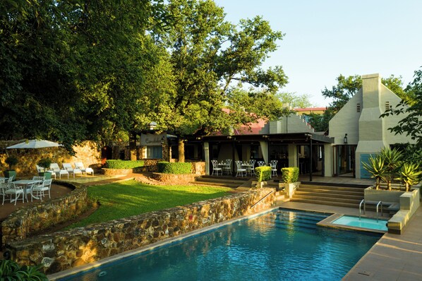 Couples treatment rooms, sauna, hot tub, steam room, body treatments