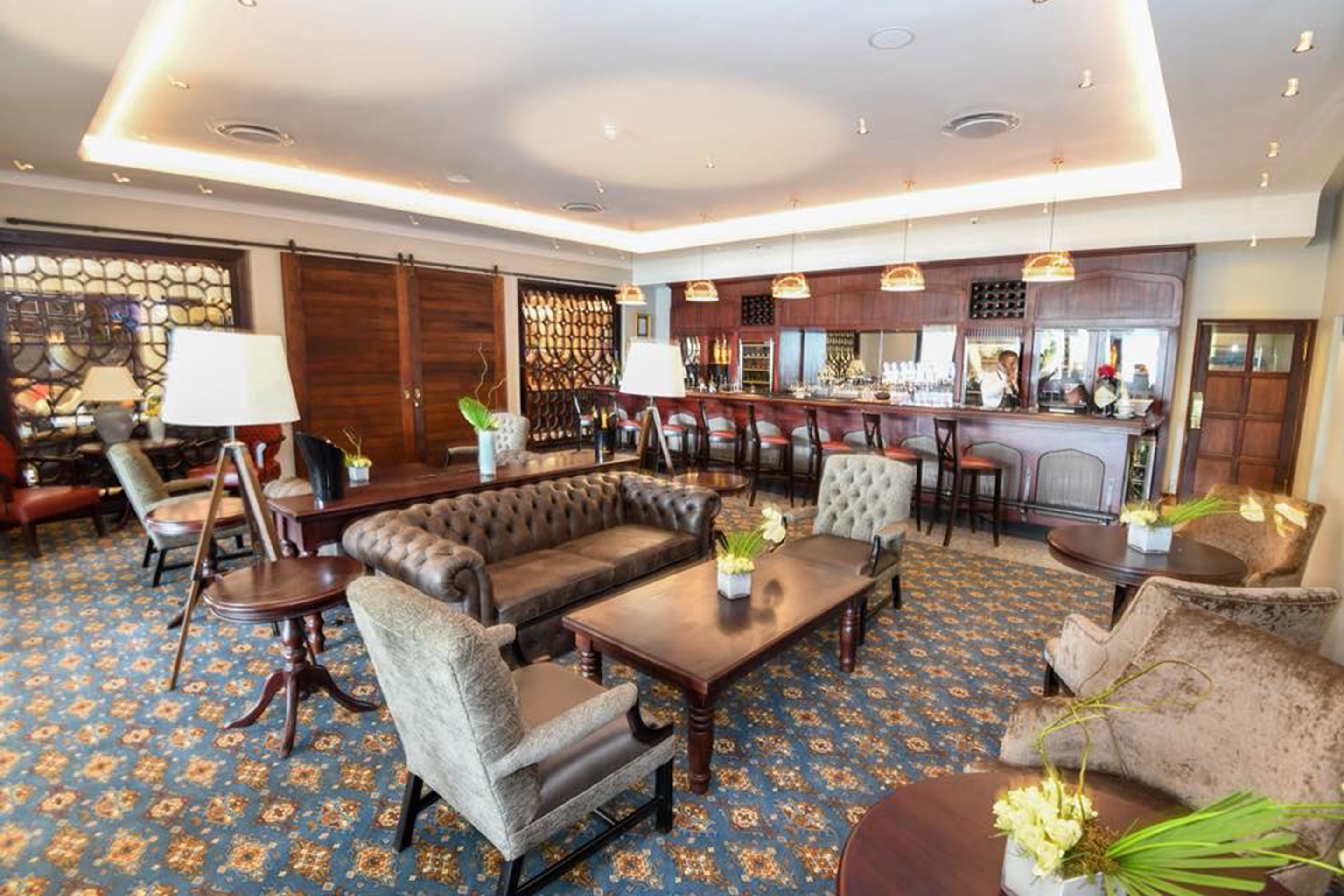 2 bars/lounges, poolside bar