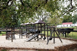 Un parque infantil con estructuras para escalar y columpios.