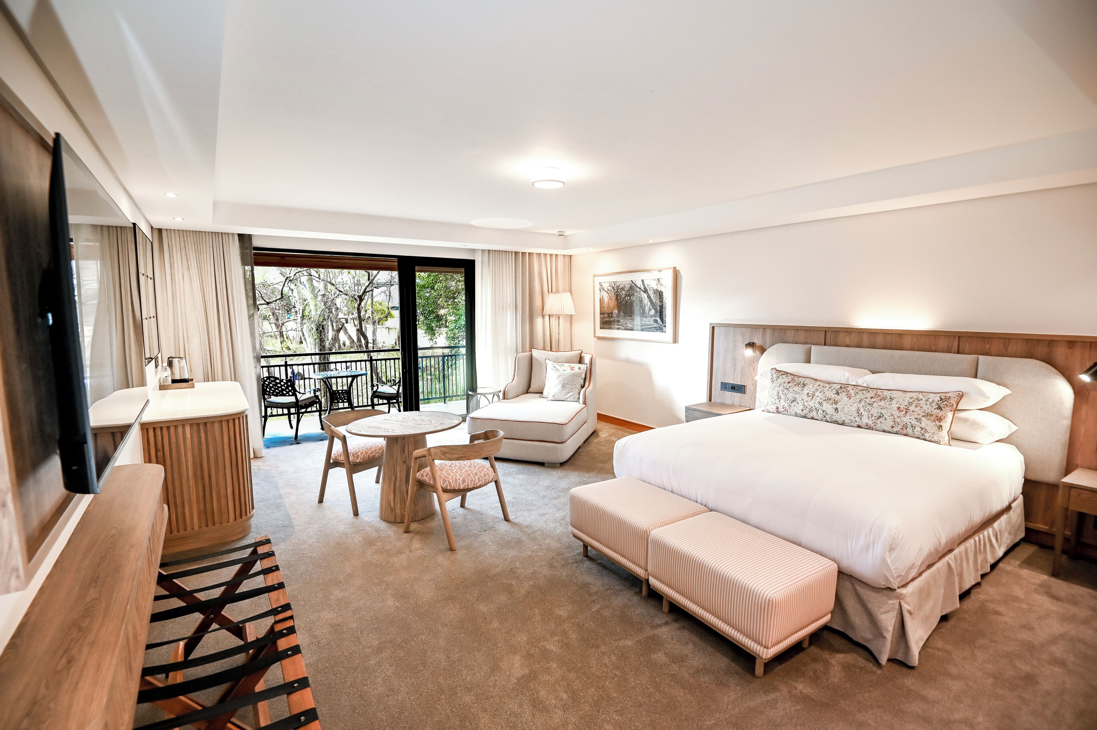 Habitación Deluxe | Ropa de cama de alta calidad y minibar 
