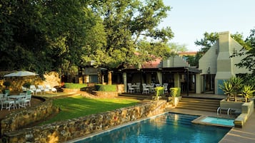 Couples treatment rooms, sauna, hot tub, steam room, body treatments