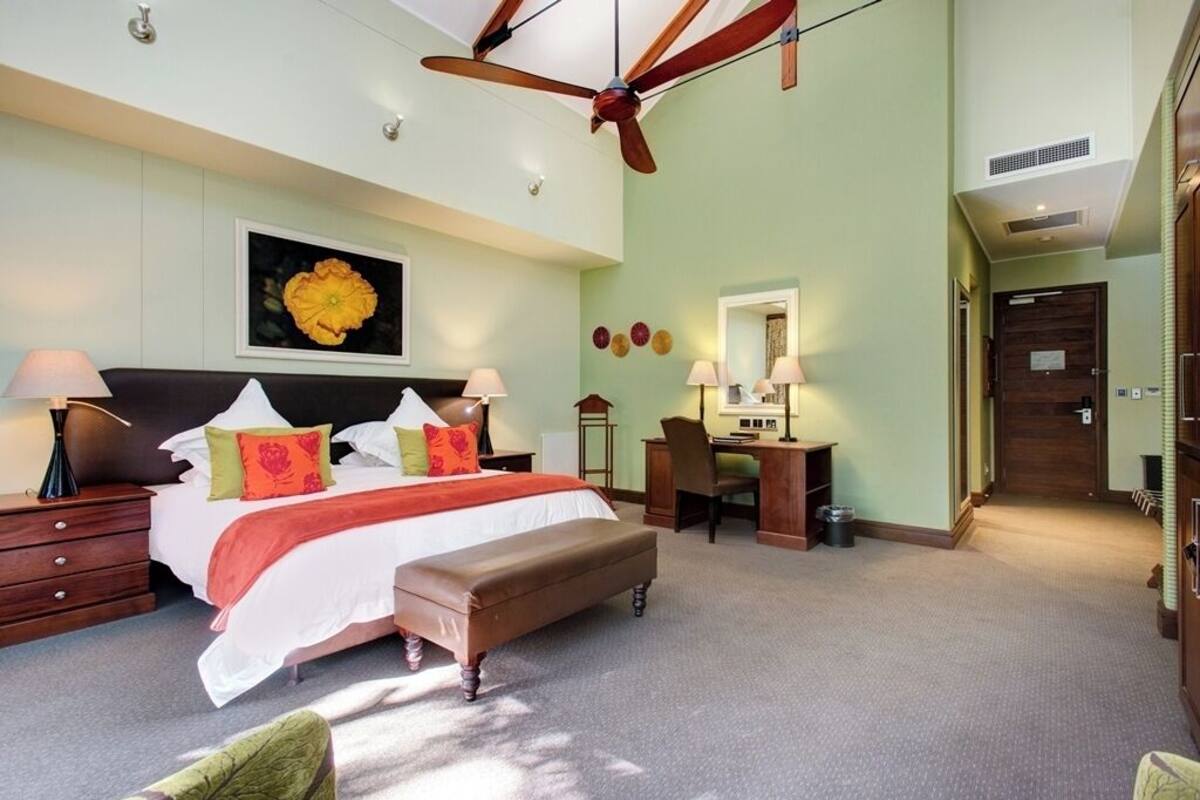 Kamer, uitzicht op tuin | Luxe beddengoed, een minibar, een kluis op de kamer, een bureau