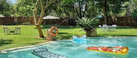 Piscina externa, espreguiçadeiras