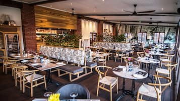 2 restaurants, breakfast served