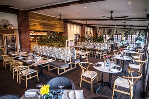 2 restaurants servant le déjeuner
