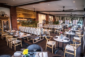2 restaurants servant le déjeuner