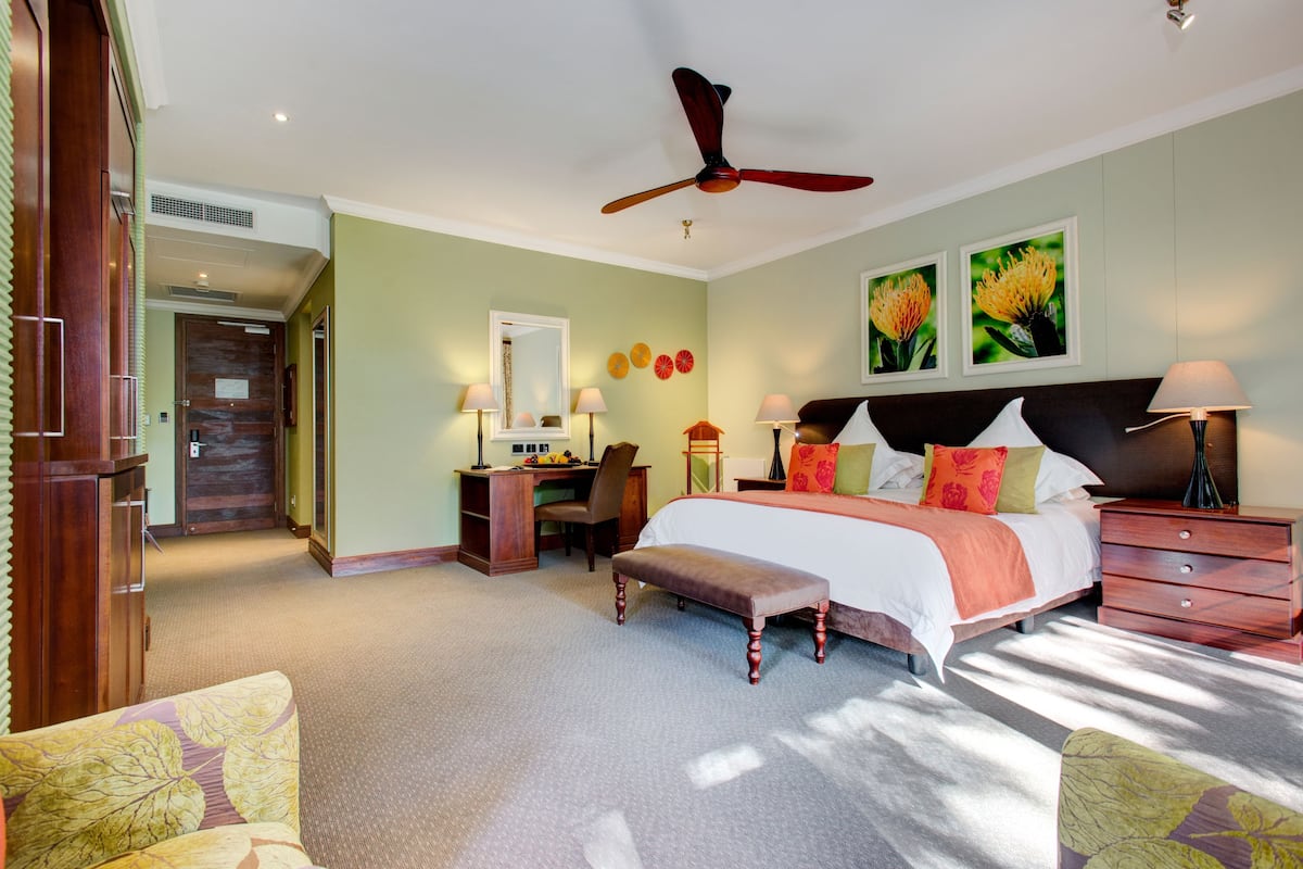 Room, 1 King Bed | Premium bedding, minibar, in-room safe, desk