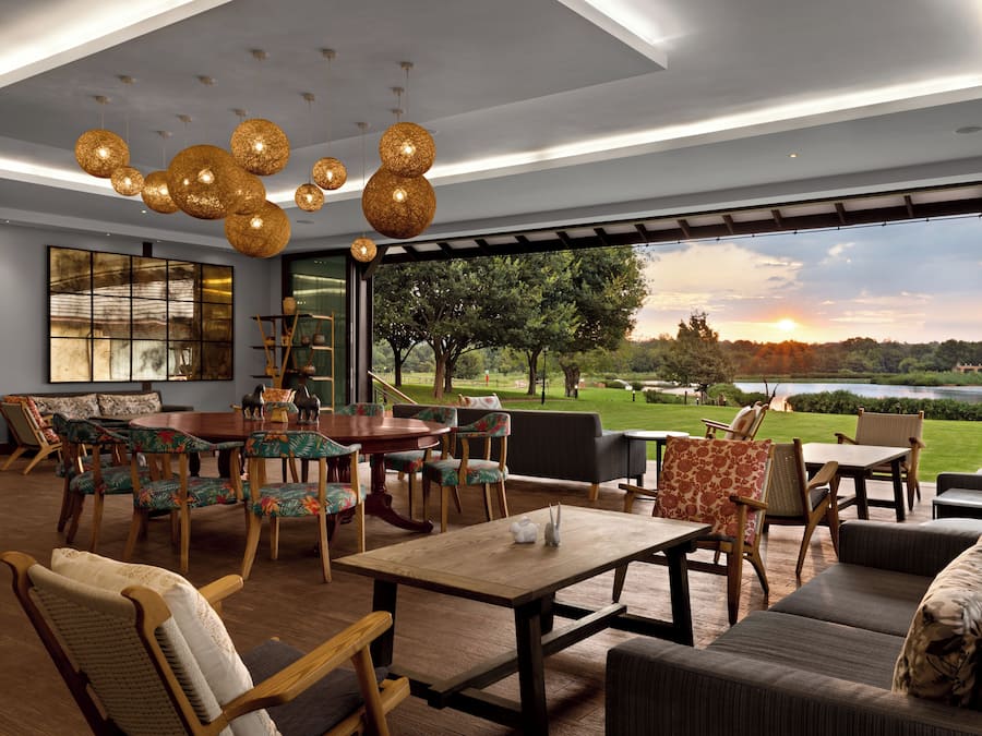 2 bars/lounges, poolside bar