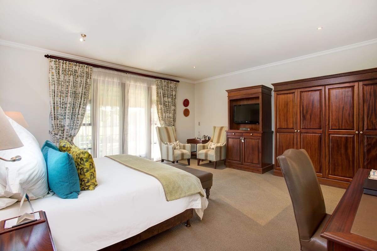 Room, 1 King Bed, Patio (View) | Premium bedding, minibar, in-room safe, desk