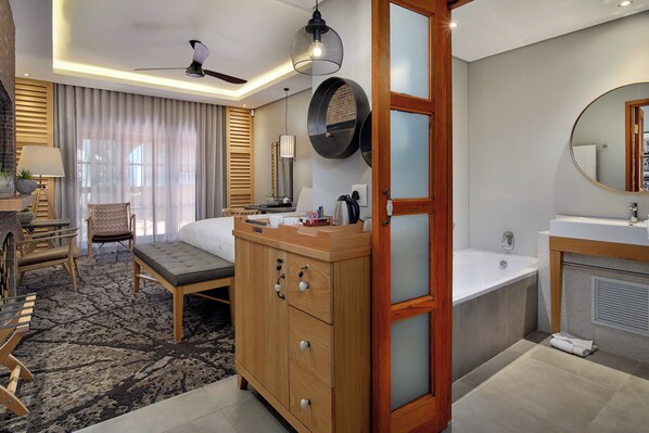 Standaard kamer | Luxe beddengoed, een minibar, een kluis op de kamer, een bureau