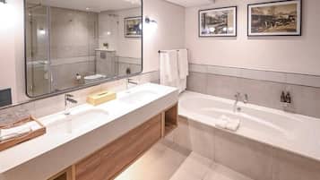 Separate bathtub and shower, deep-soaking bathtub, free toiletries