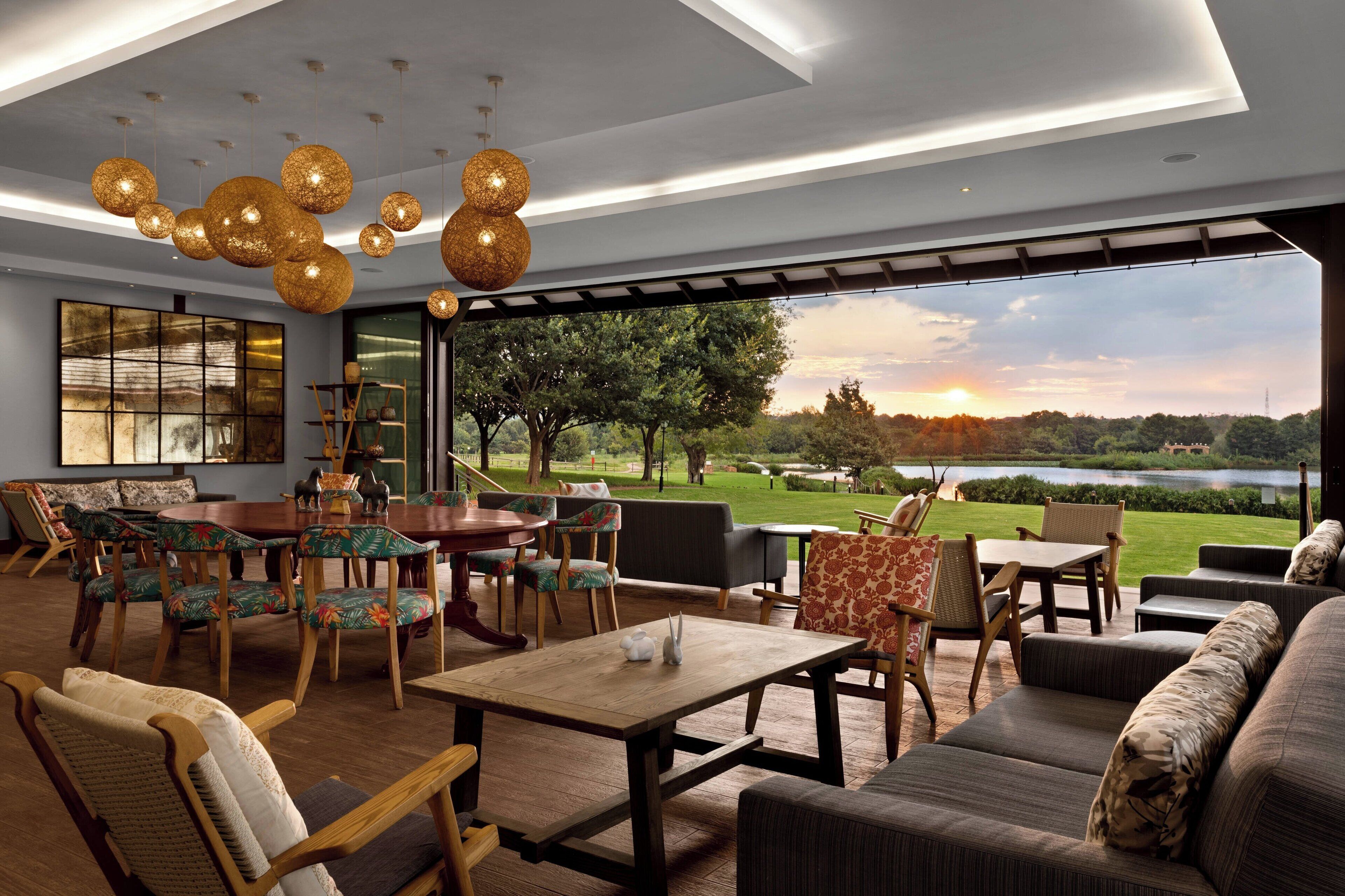 2 bares y bar junto a la piscina