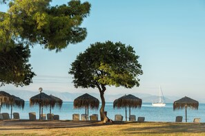 På stranden, parasoller, sportdykning och snorkling