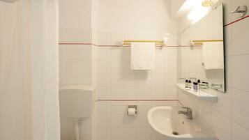 Un baño con inodoro, lavabo y espejo.