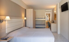 Vierbettzimmer, Gartenblick | Kostenloses WLAN, Bettwäsche