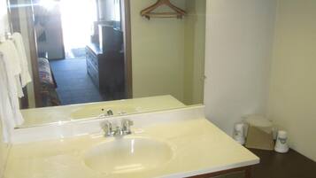 وحدات دش مع أحواض استحمام، مستلزمات مجانية للعناية الشخصية، مجففات شعر