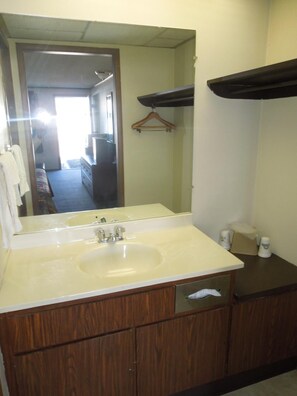 Combined shower/tub, free toiletries, hair dryer, towels - Xenia Country Inn (Xenia)