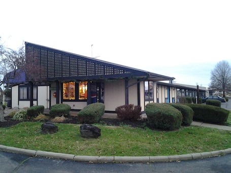 Exterior. Xenia Country Inn
