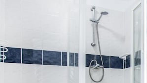 Douche, sèche-cheveux, serviettes fournies